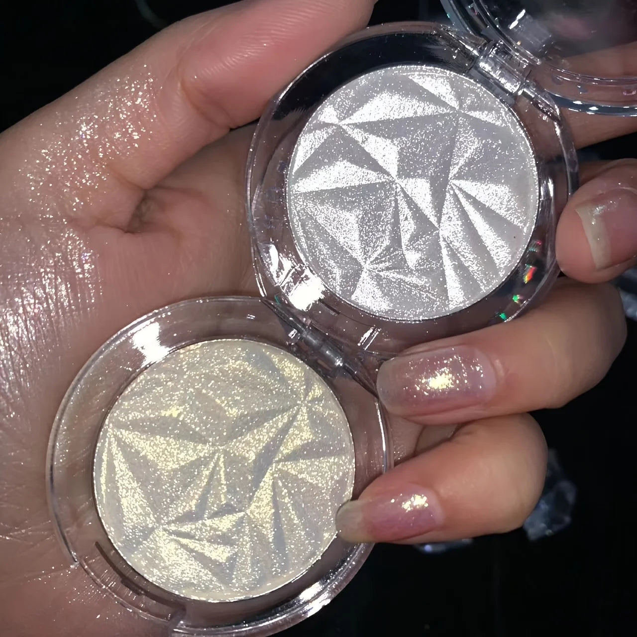 Poudre illuminatrice scintillante pour le visage – Highlighter éclatant pour le contouring du visage avec des reflets monochromes nacrés.